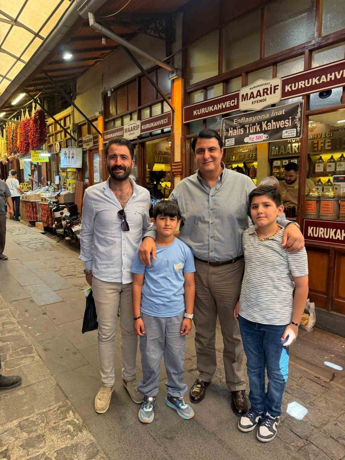 Yılmaz, tarihi Elmacı Pazarı’nda esnafla buluştu