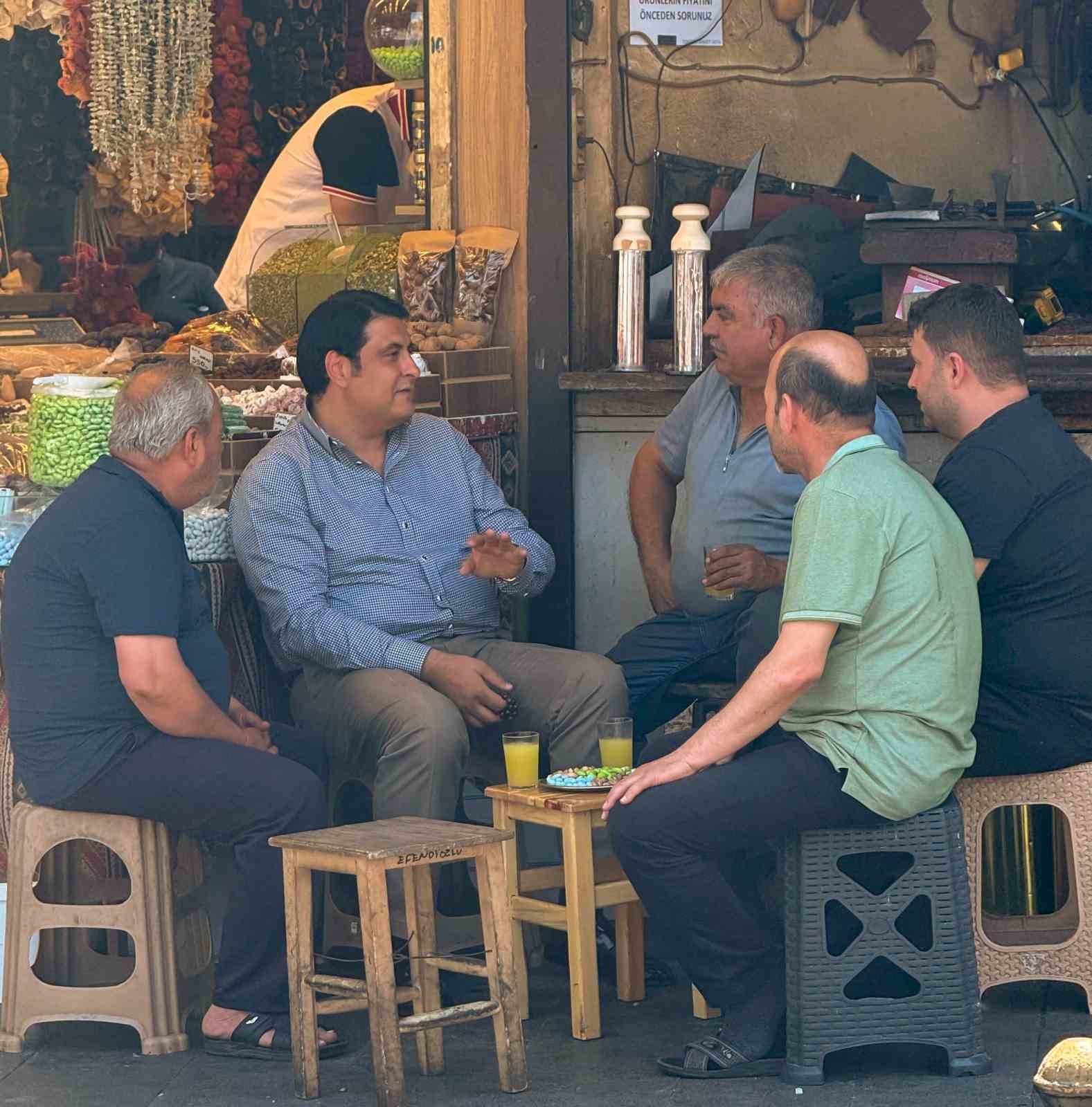 Yılmaz, tarihi Elmacı Pazarı’nda esnafla buluştu