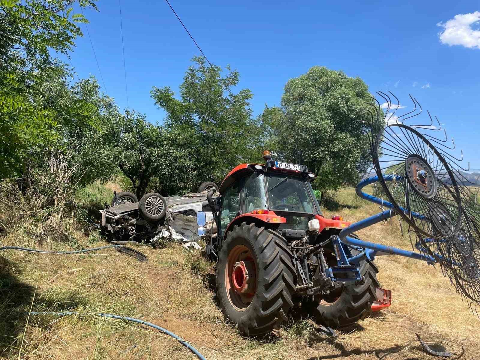 Park halindeki traktöre çarpan otomobil ters döndü: 1 yaralı