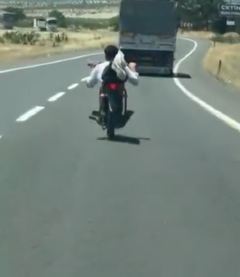 Gaziantep’te yoğun trafikte tehlikeli motosiklet yolculuğu