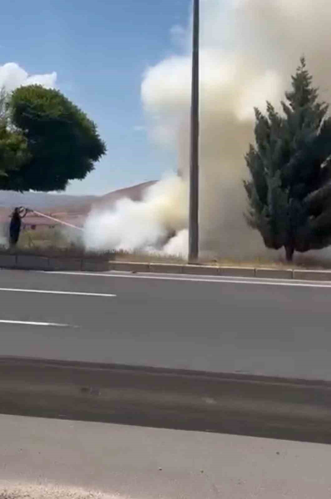 Otomobil alev topuna döndü: Araçta patlama yaşanırken, gökyüzünü dumanlar kapladı