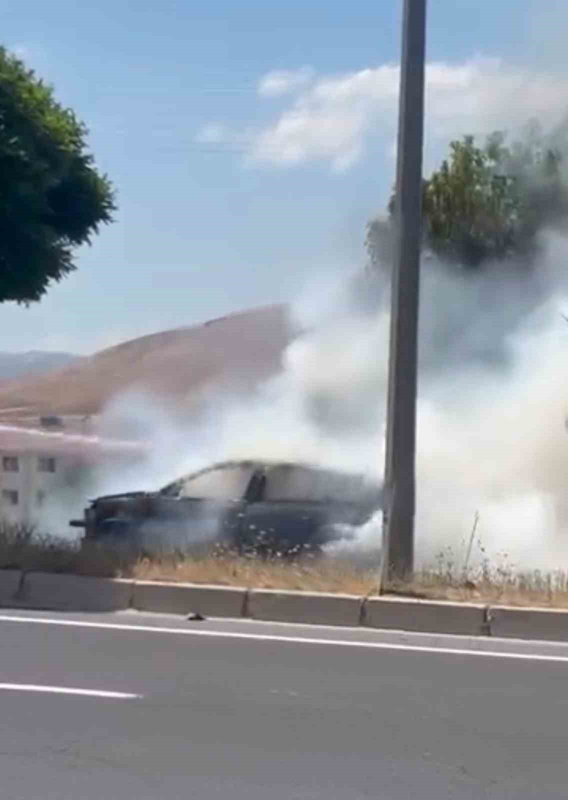 Otomobil alev topuna döndü: Araçta patlama yaşanırken, gökyüzünü dumanlar kapladı