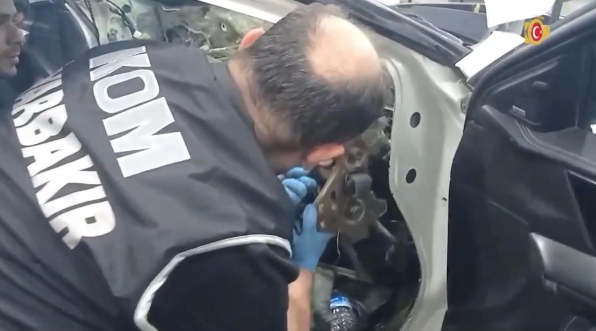 Diyarbakır’da bir otomobilin gizli bölmelerinden çok sayıda silah çıkartıldı