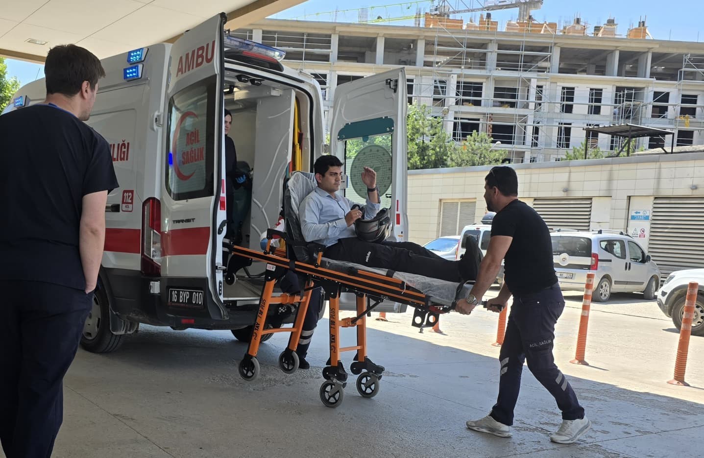 Yere dökülen mazot kazaya sebebiyet verdi; 3 yaralı