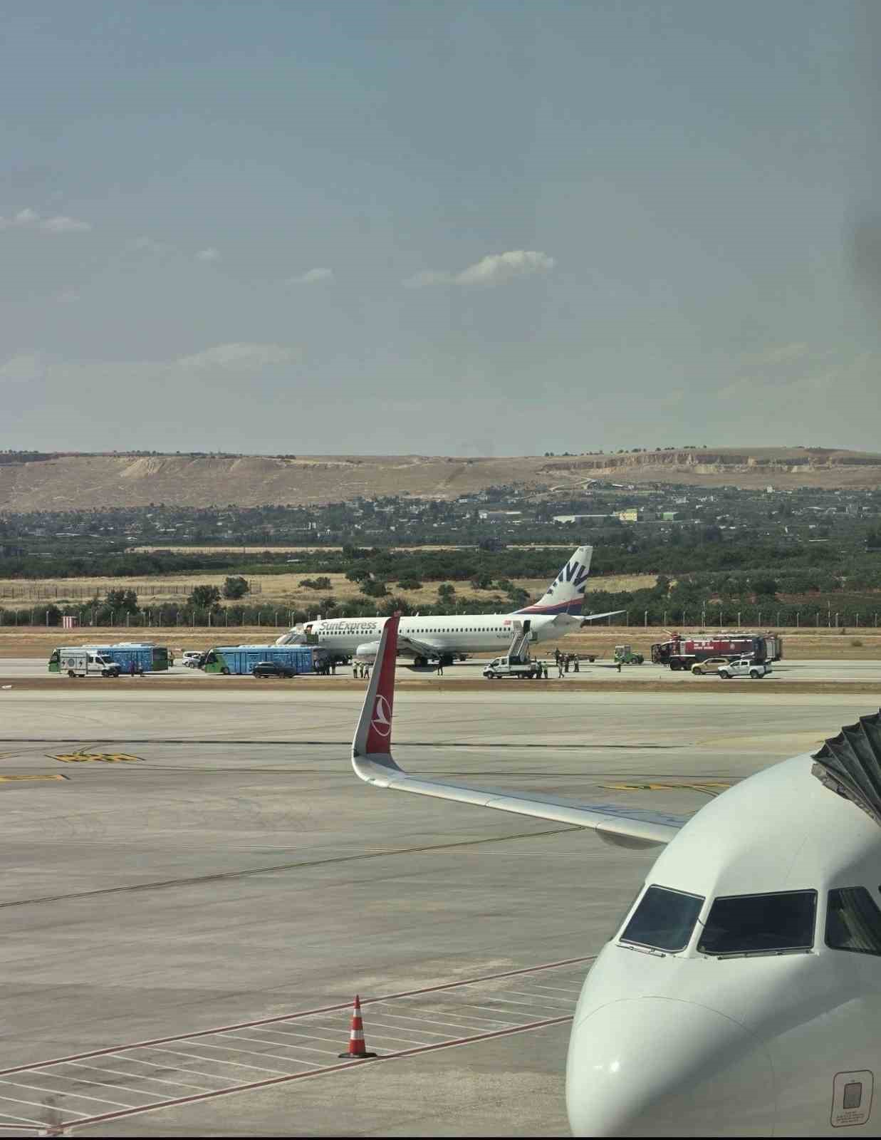 İniş takımı arızalanan SunExpress uçağı paniğe neden oldu