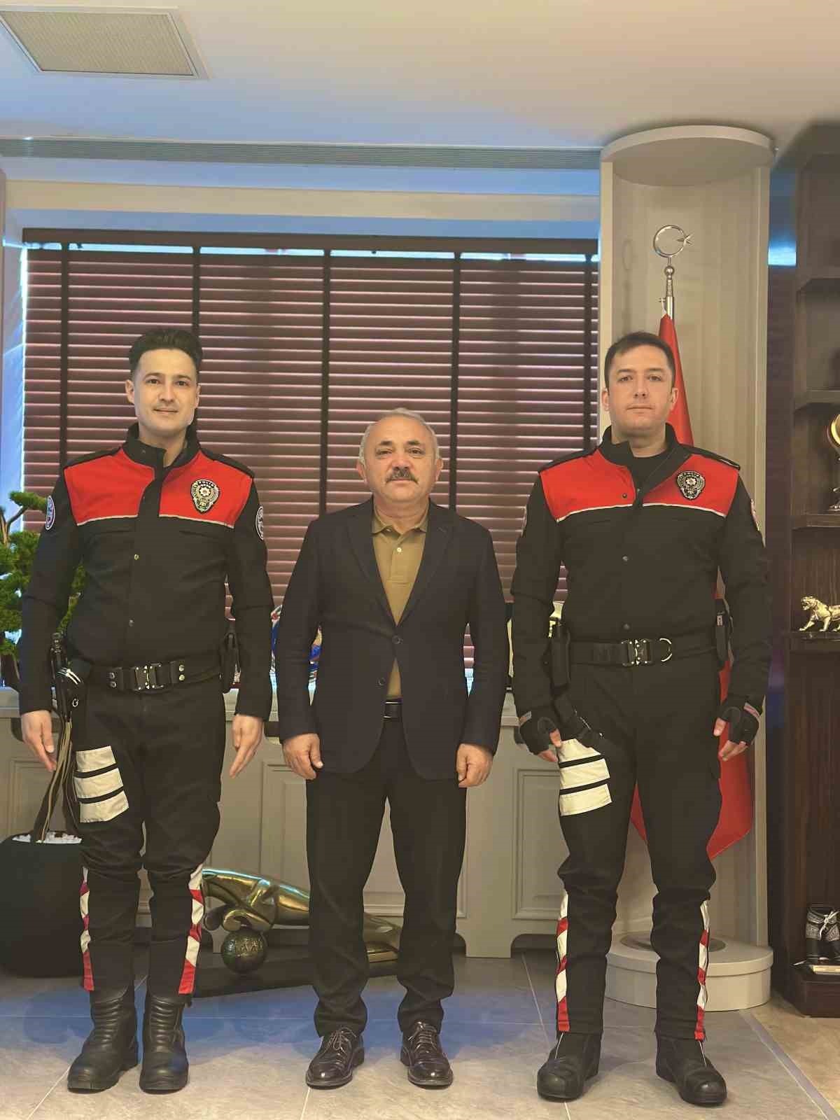 Başkan Esen, heimlich manevrasıyla hayat kurtaran polis memurlarını tebrik etti