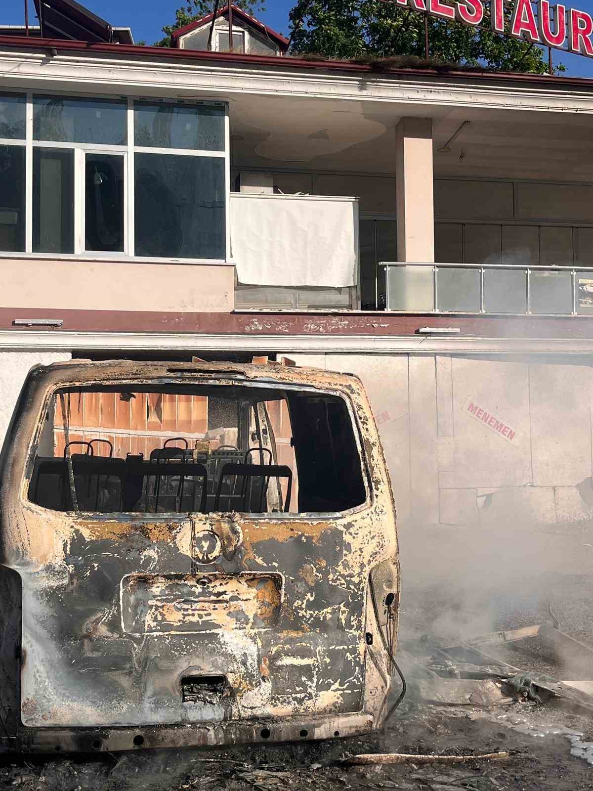 Park halindeki panelvan alevlere teslim oldu