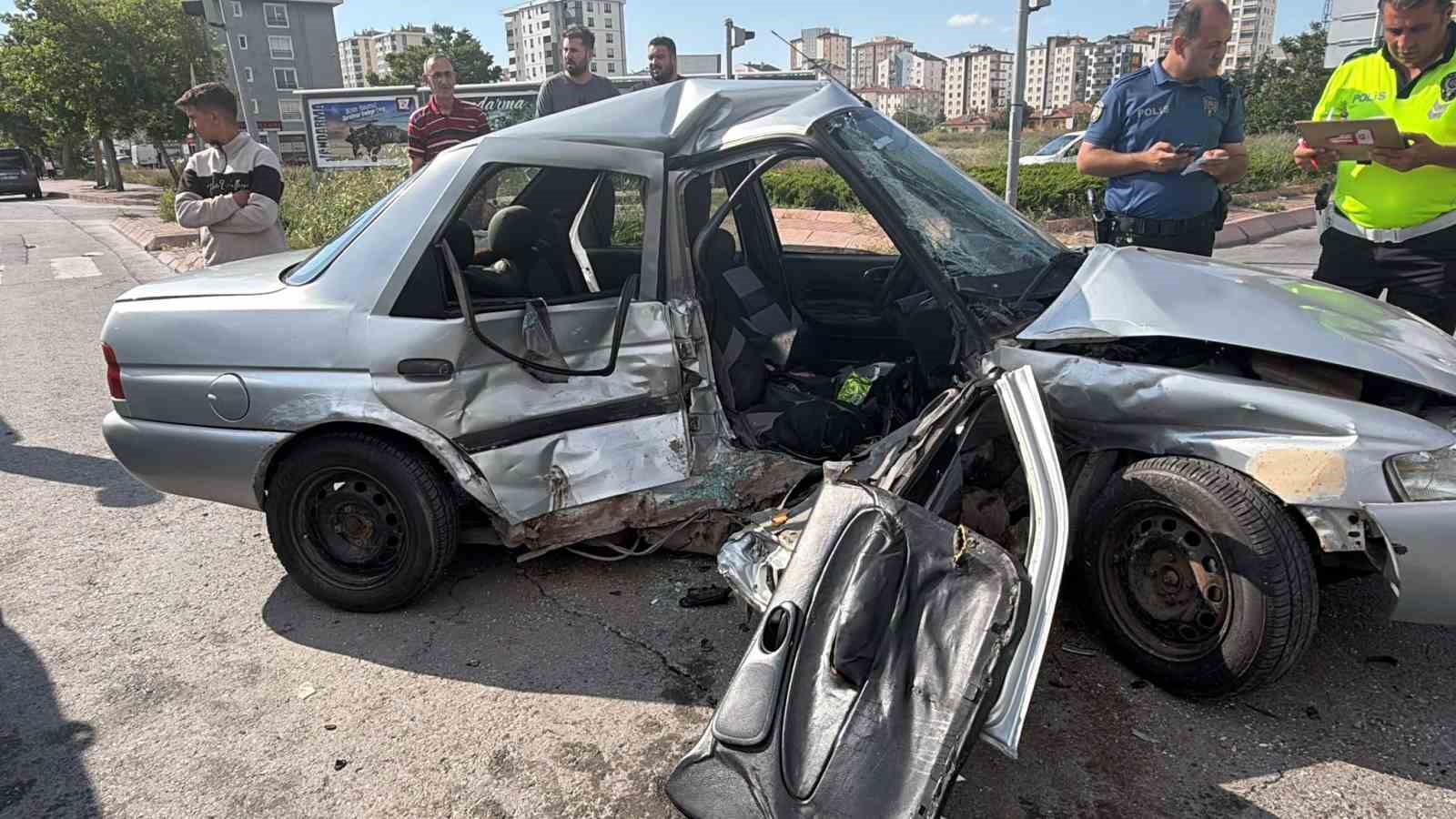 Kayseri’de zincirleme kazada otomobil kağıt gibi ezildi: 5 yaralı