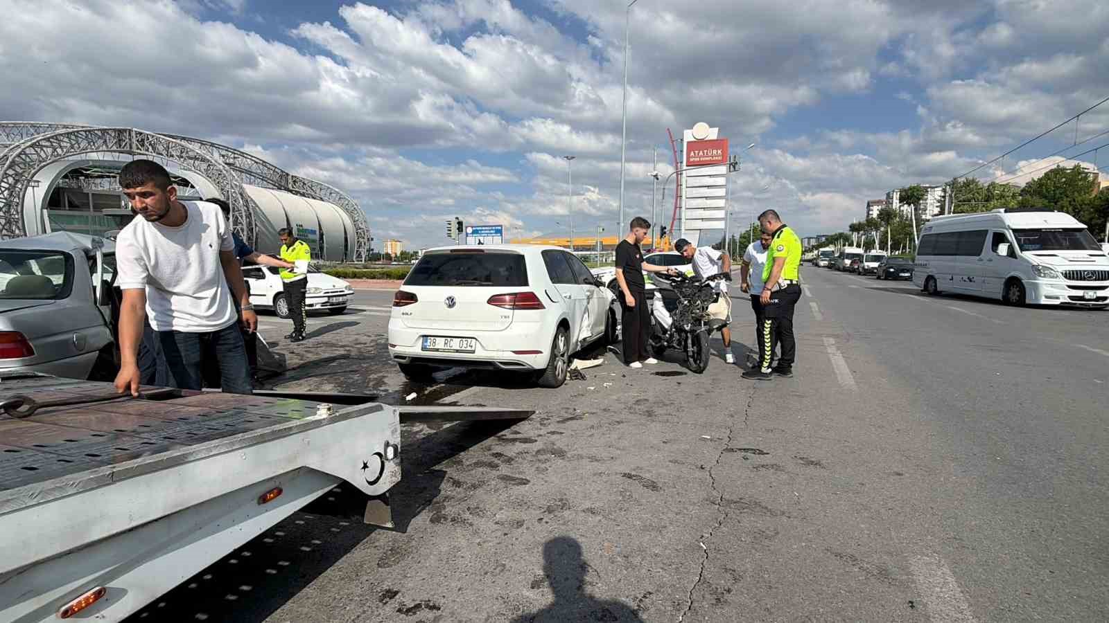 Kayseri’de zincirleme kazada otomobil kağıt gibi ezildi: 5 yaralı