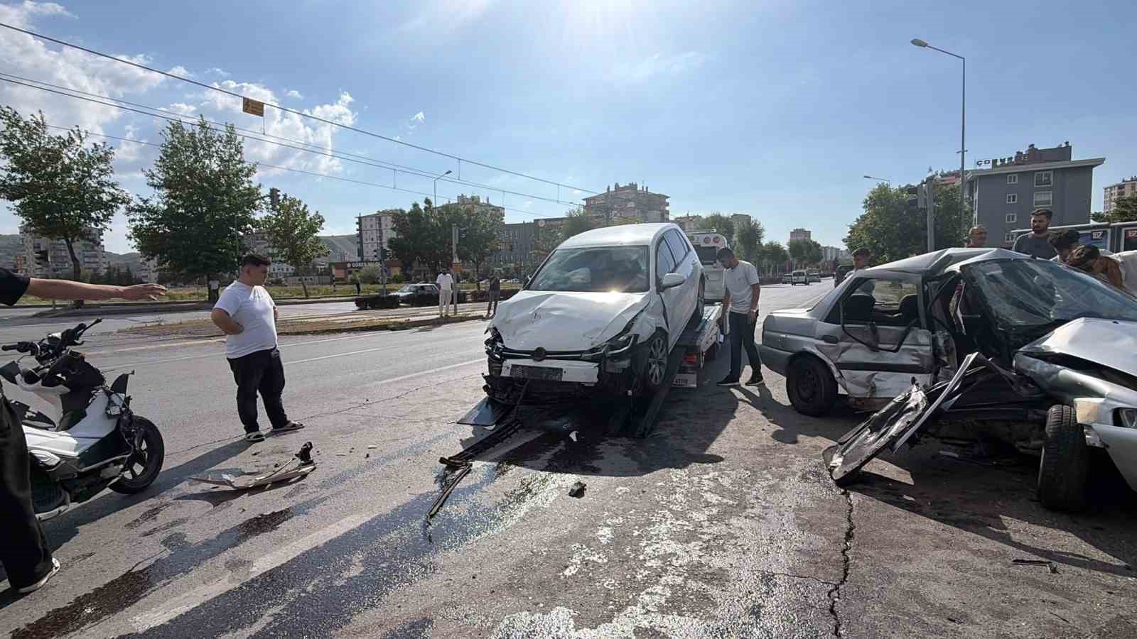 Kayseri’de zincirleme kazada otomobil kağıt gibi ezildi: 5 yaralı