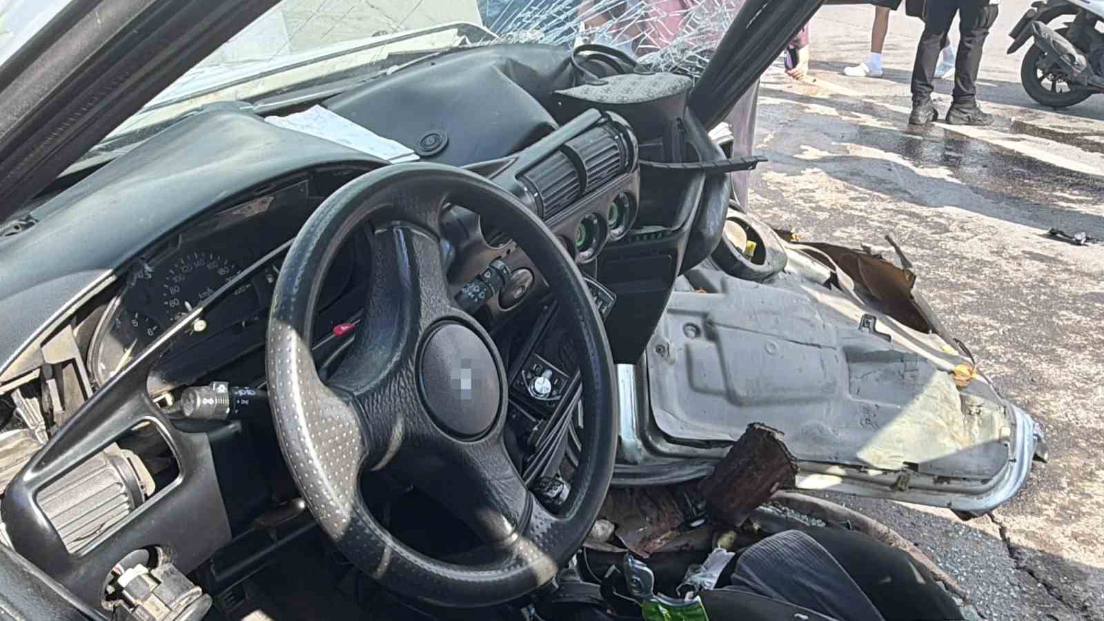 Kayseri’de zincirleme kazada otomobil kağıt gibi ezildi: 5 yaralı