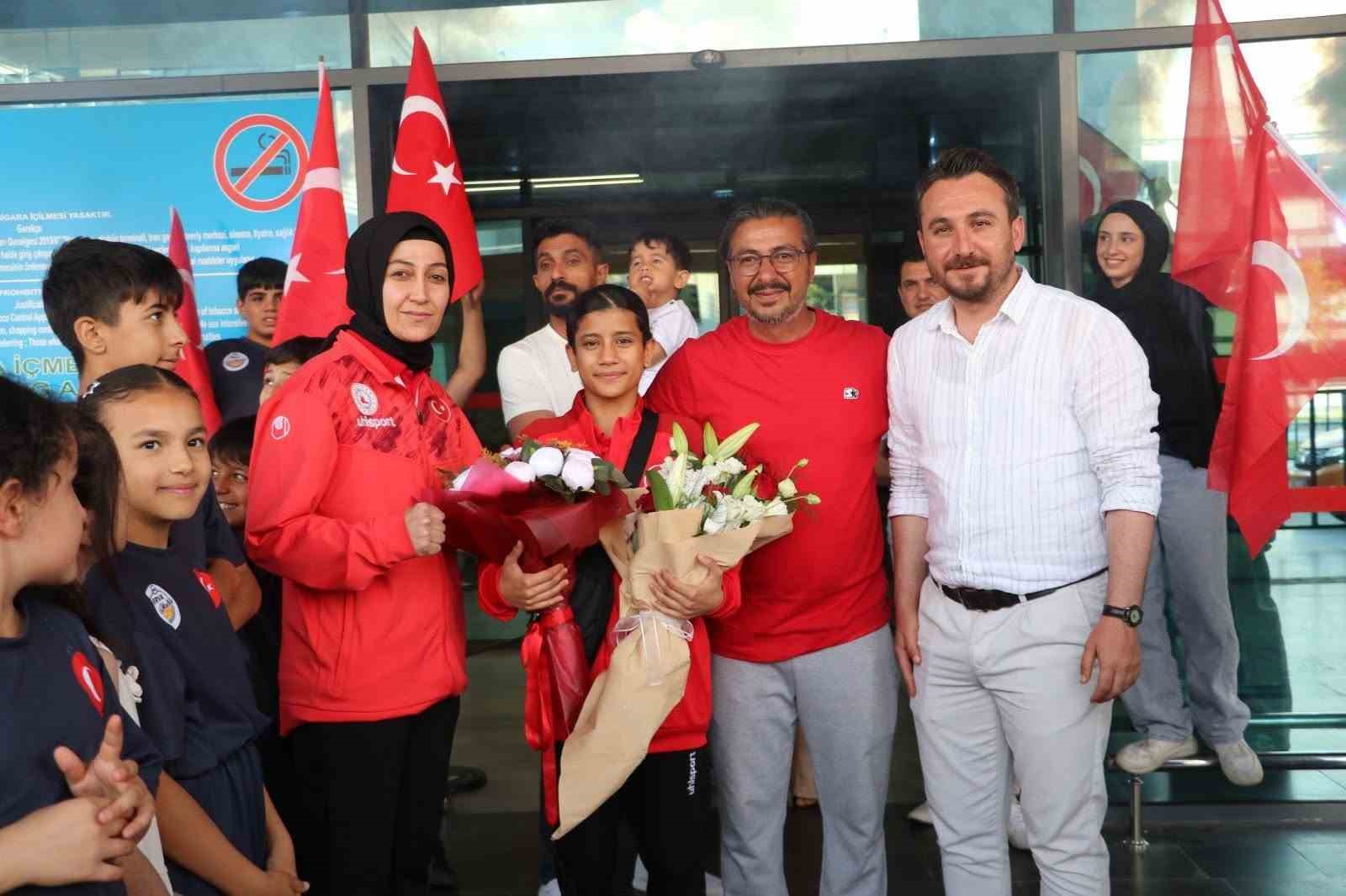 Dünya Şampiyonu Ayşegül Açık’a coşkulu karşılama