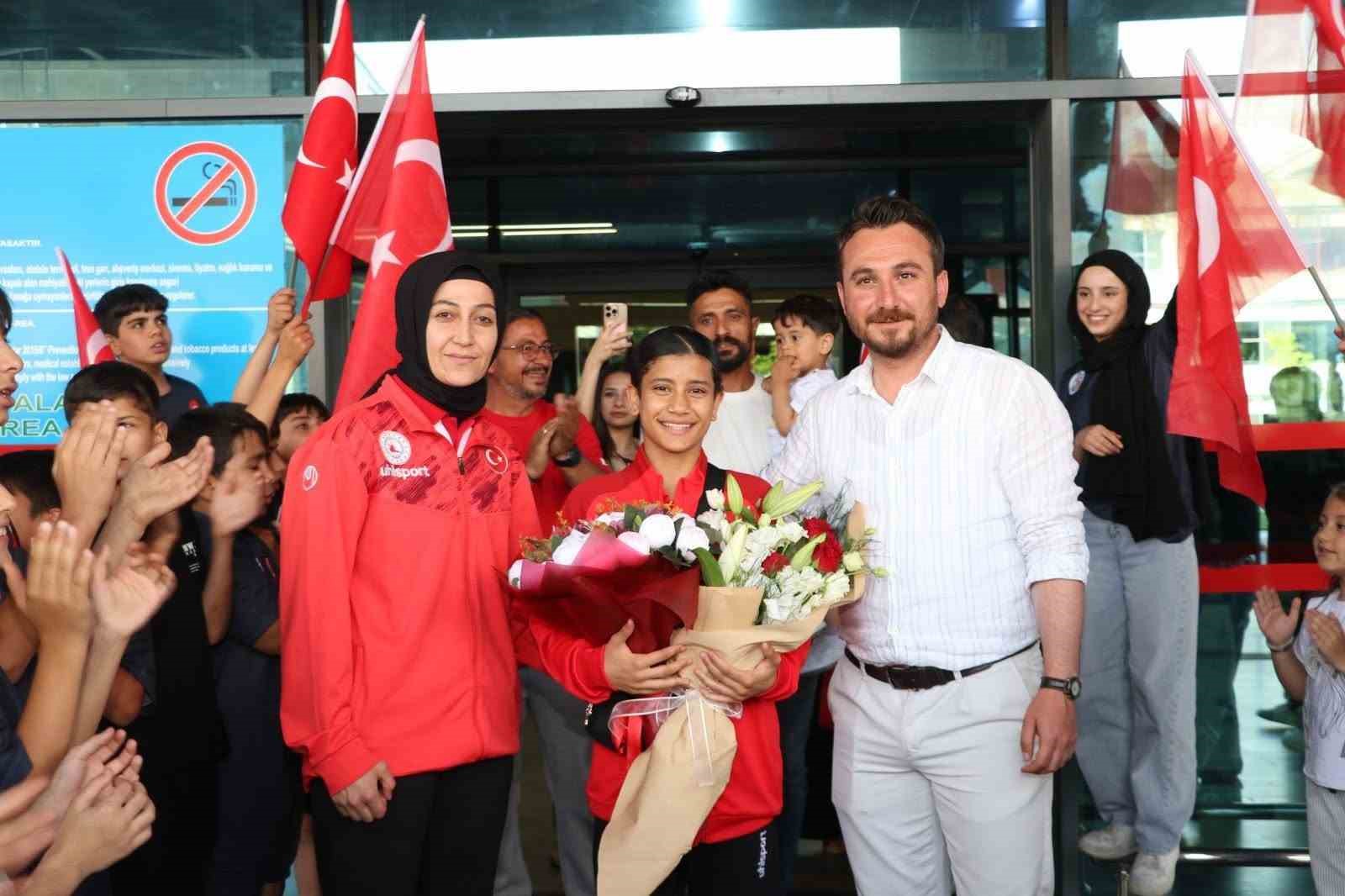Dünya Şampiyonu Ayşegül Açık’a coşkulu karşılama