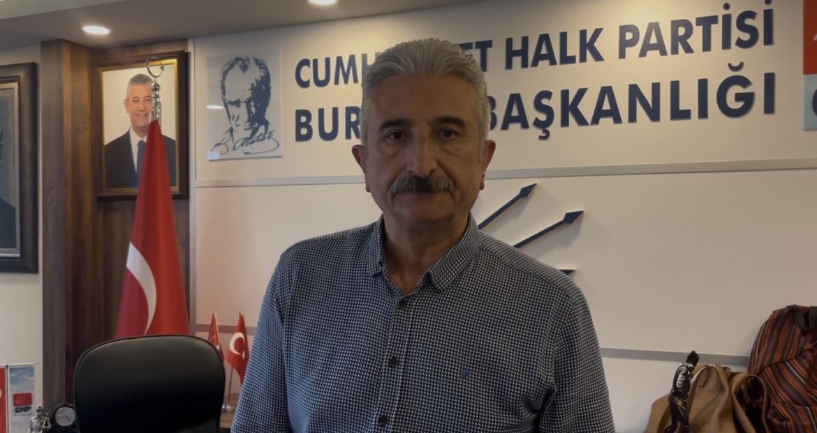 CHP Bursa İl Başkanı Yeşiltaş’ın görevden alınıp yerine Turgut Özkan’ın gelmesi üzerine partililer il binası girişine barikat kurdu