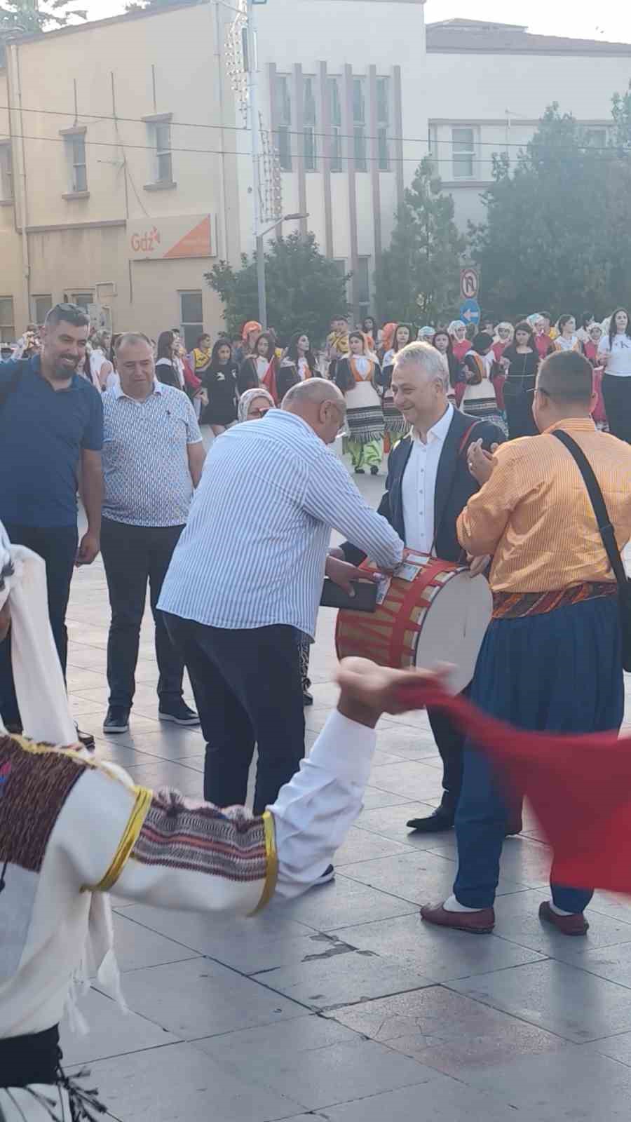 Türkiye Halk Oyunları Federasyonu Başkanı davul çalarak bahşiş topladı