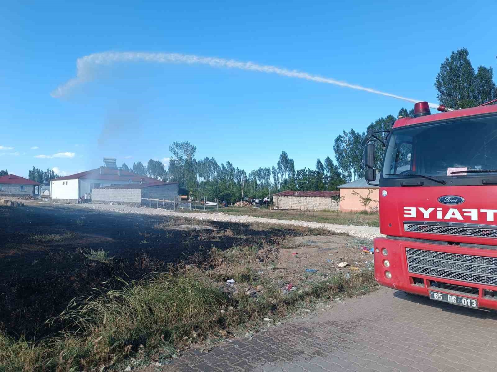 Erciş’te ot yangınları