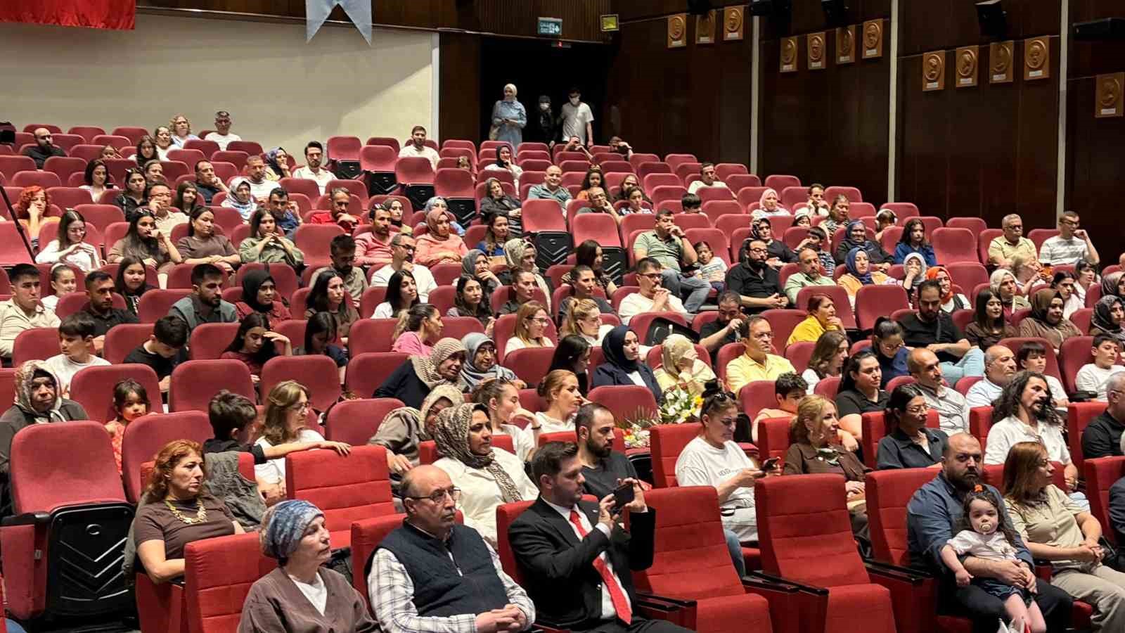 Kayseri’de talasemi hastaları ve aileler konserde moral buldu