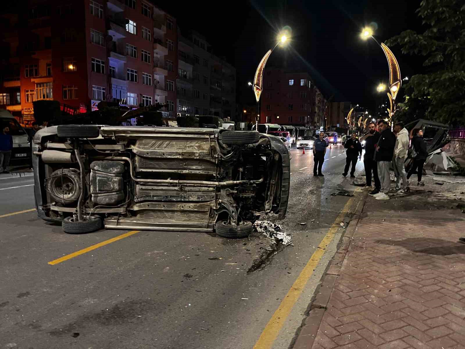 Niğde’de kontrolden çıkan araç devrildi: 2 yaralı