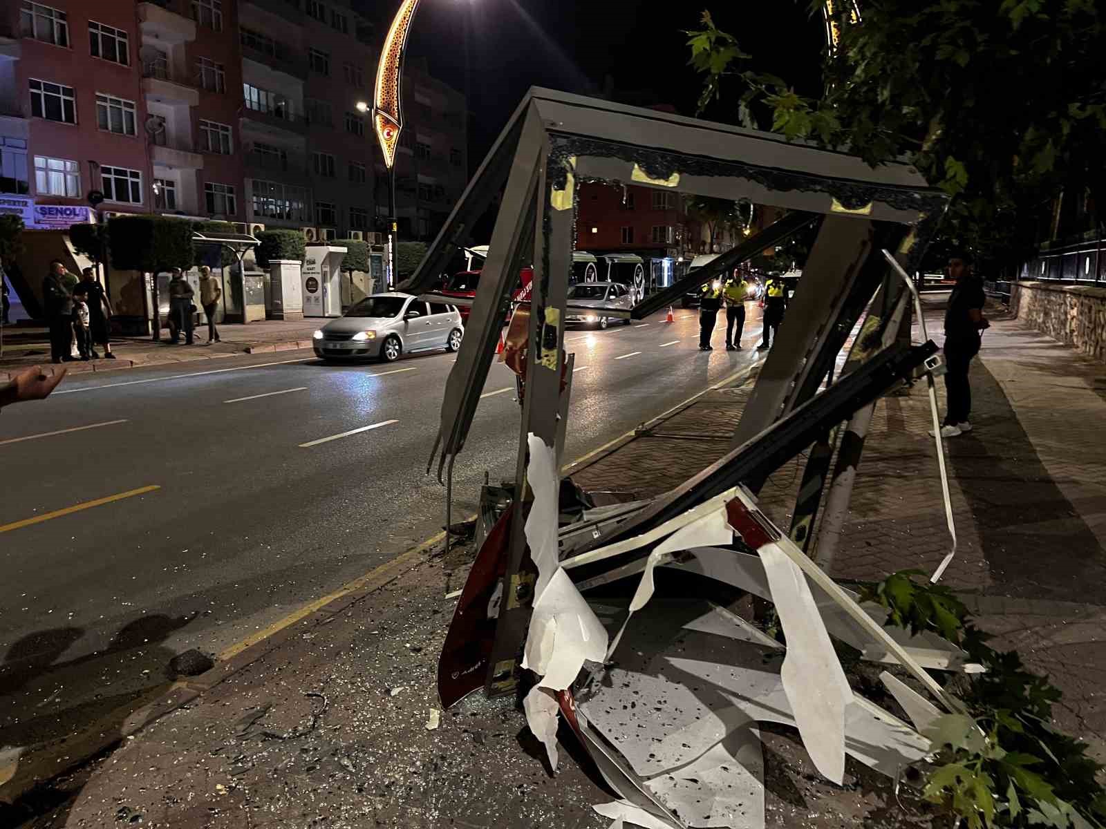 Niğde’de kontrolden çıkan araç devrildi: 2 yaralı
