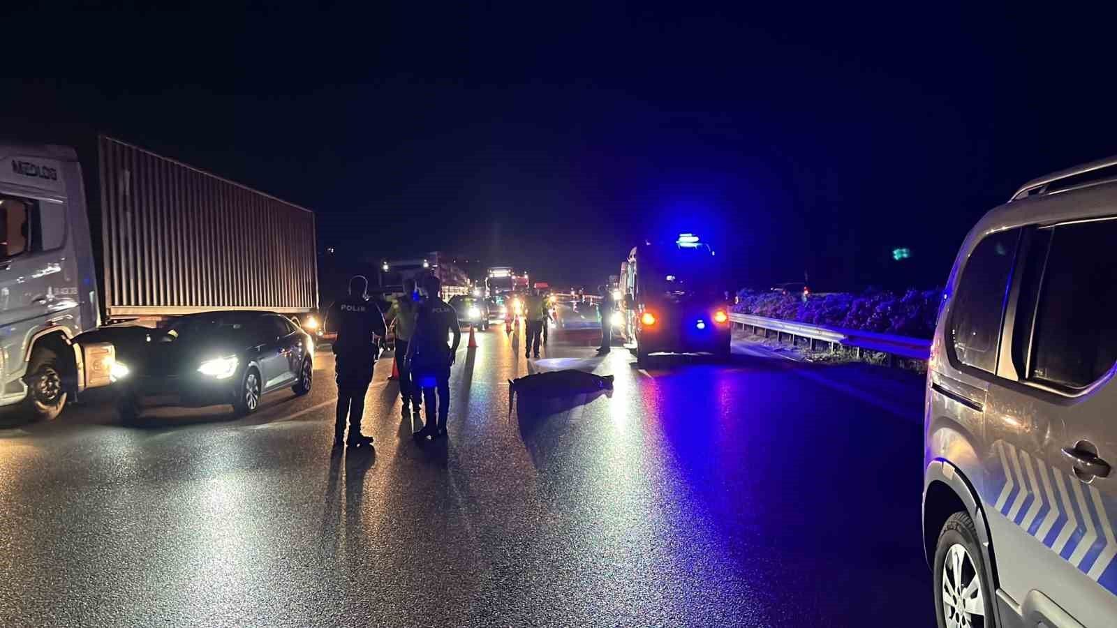 Otobanda yolun karşısına geçerken tır çarpan şahıs hayatını kaybetti