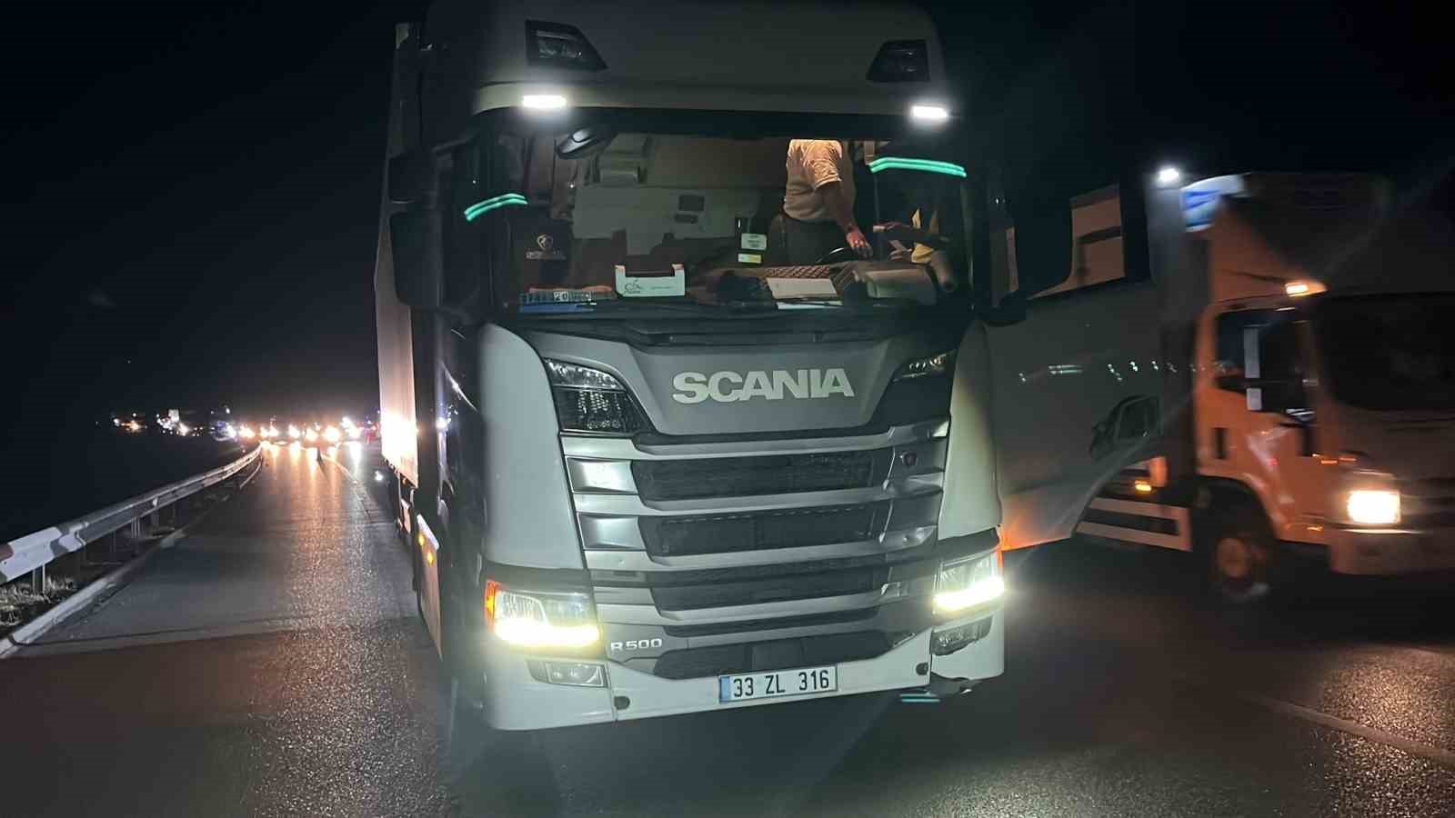 Otobanda yolun karşısına geçerken tır çarpan şahıs hayatını kaybetti