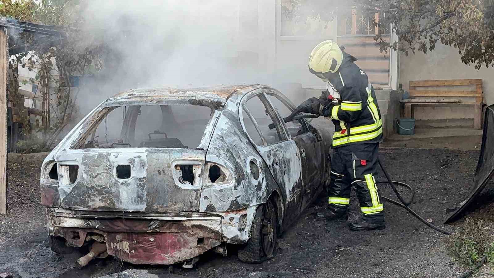 Müstakil evin otoparkında alev alan otomobil küle döndü