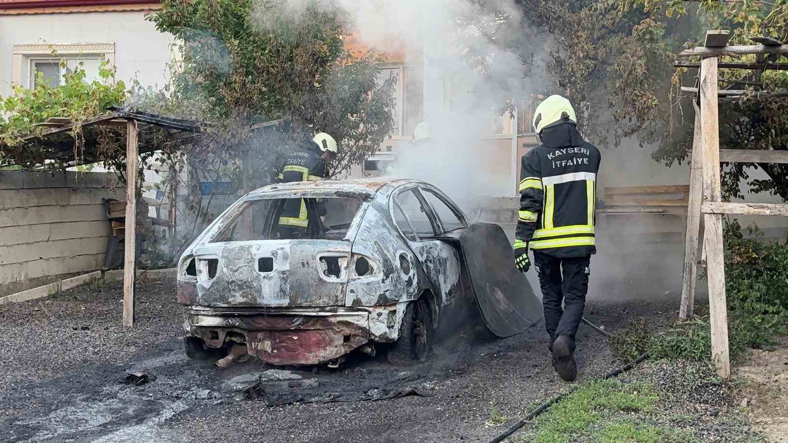 Müstakil evin otoparkında alev alan otomobil küle döndü