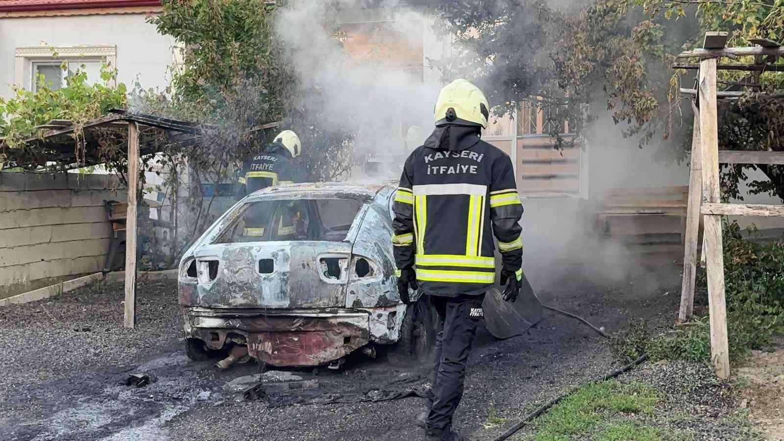 Müstakil evin otoparkında alev alan otomobil küle döndü