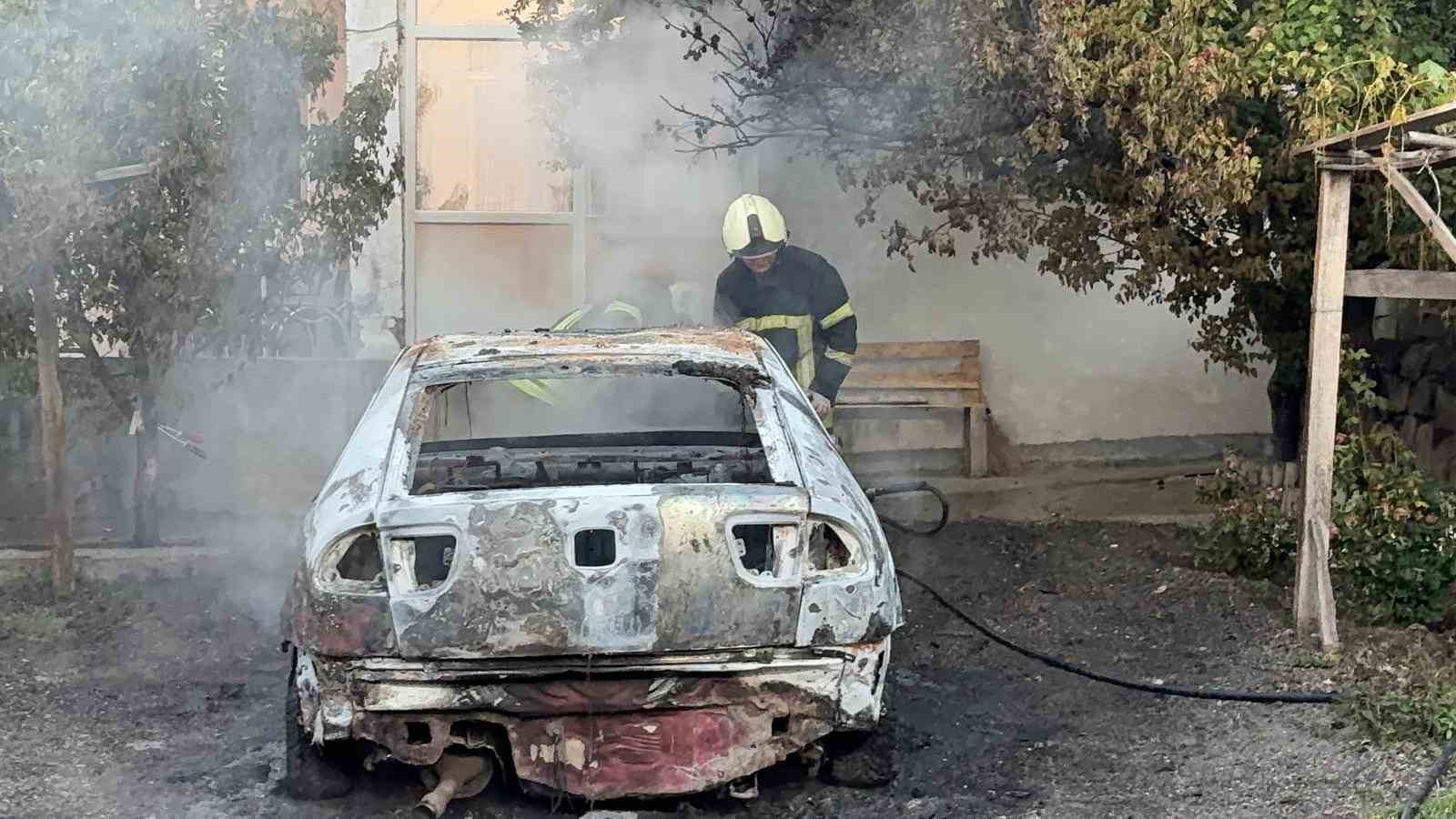 Müstakil evin otoparkında alev alan otomobil küle döndü