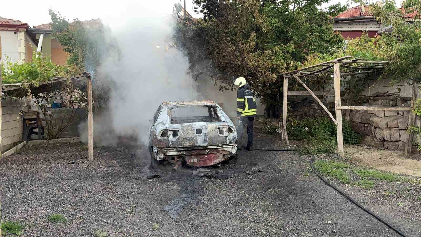 Müstakil evin otoparkında alev alan otomobil küle döndü