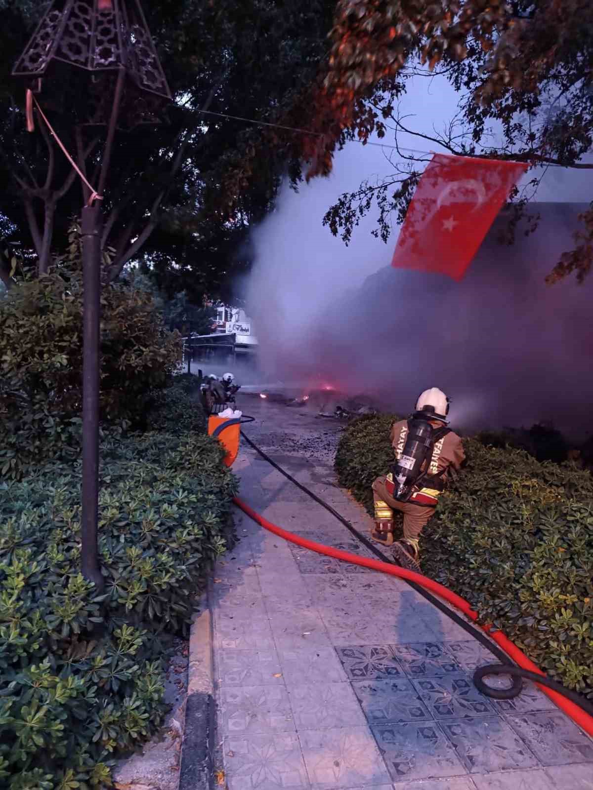 İskenderun’da iş yeri alevlere teslim oldu
