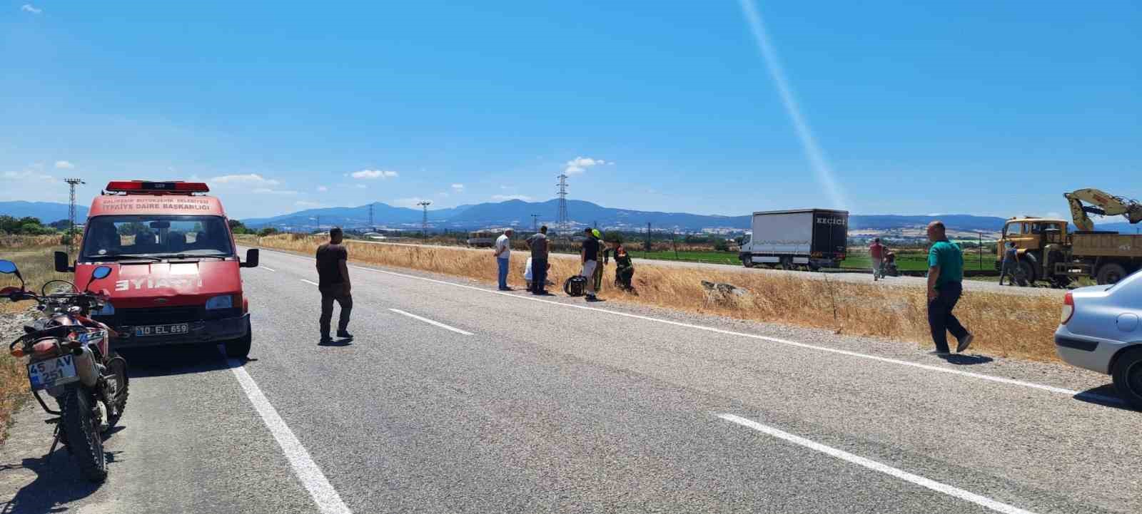 Gönen’de kontrolden çıkan otomobil refüje devrildi