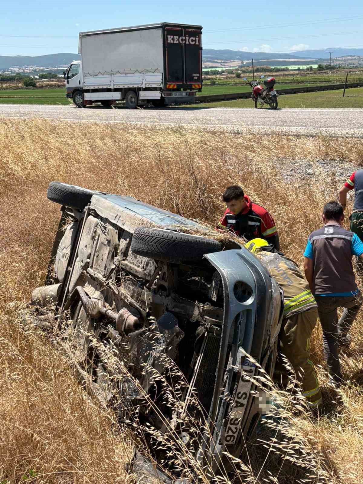 Gönen’de kontrolden çıkan otomobil refüje devrildi