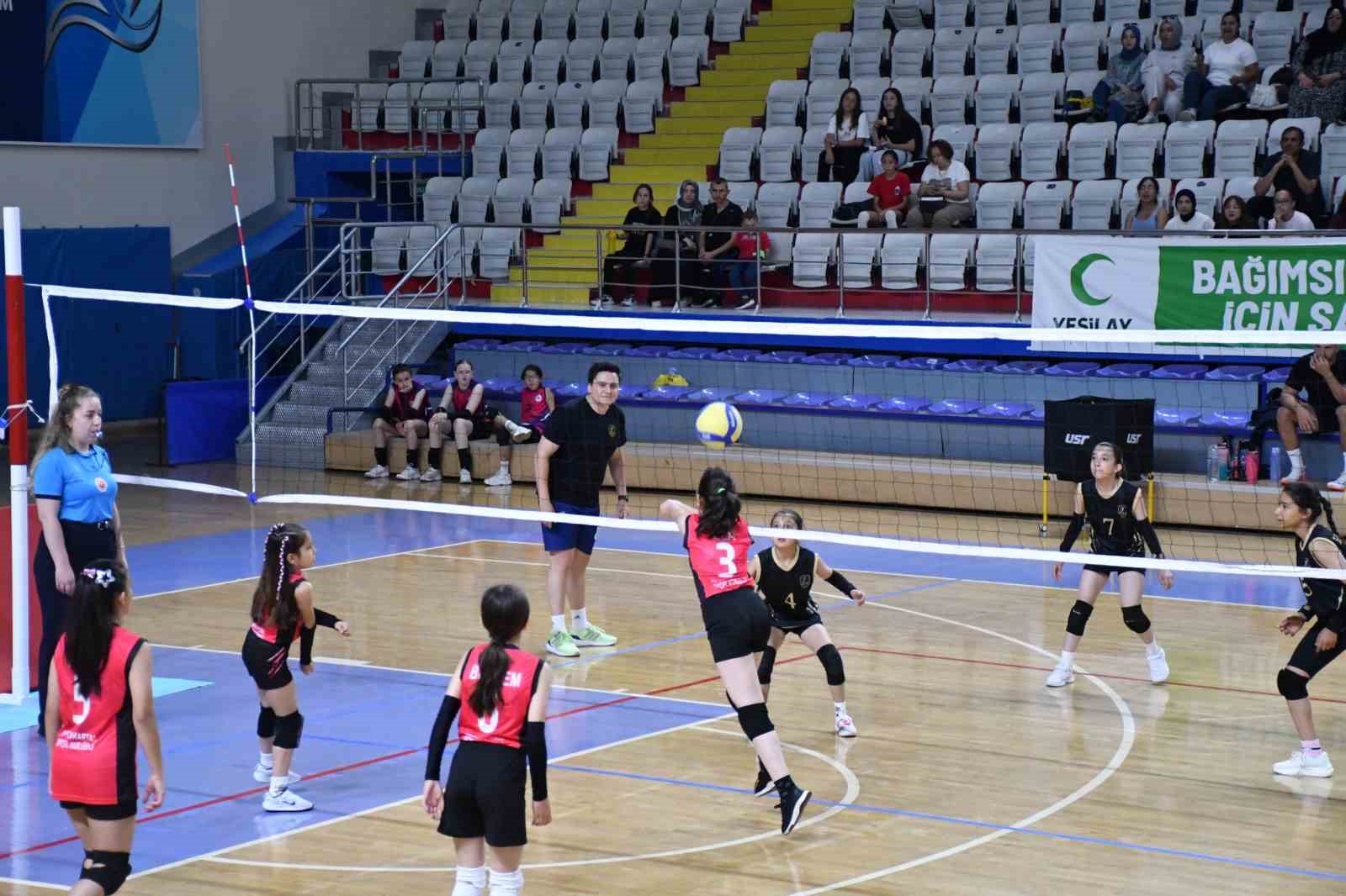 Mini Kızlar Voleybol Müsabakaları sona erdi
