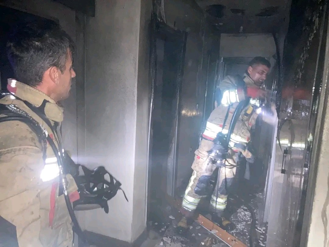 Alevlerin yükseldiği apartman dairesinde dumandan etkilenen 3 kişiyi itfaiye kurtardı