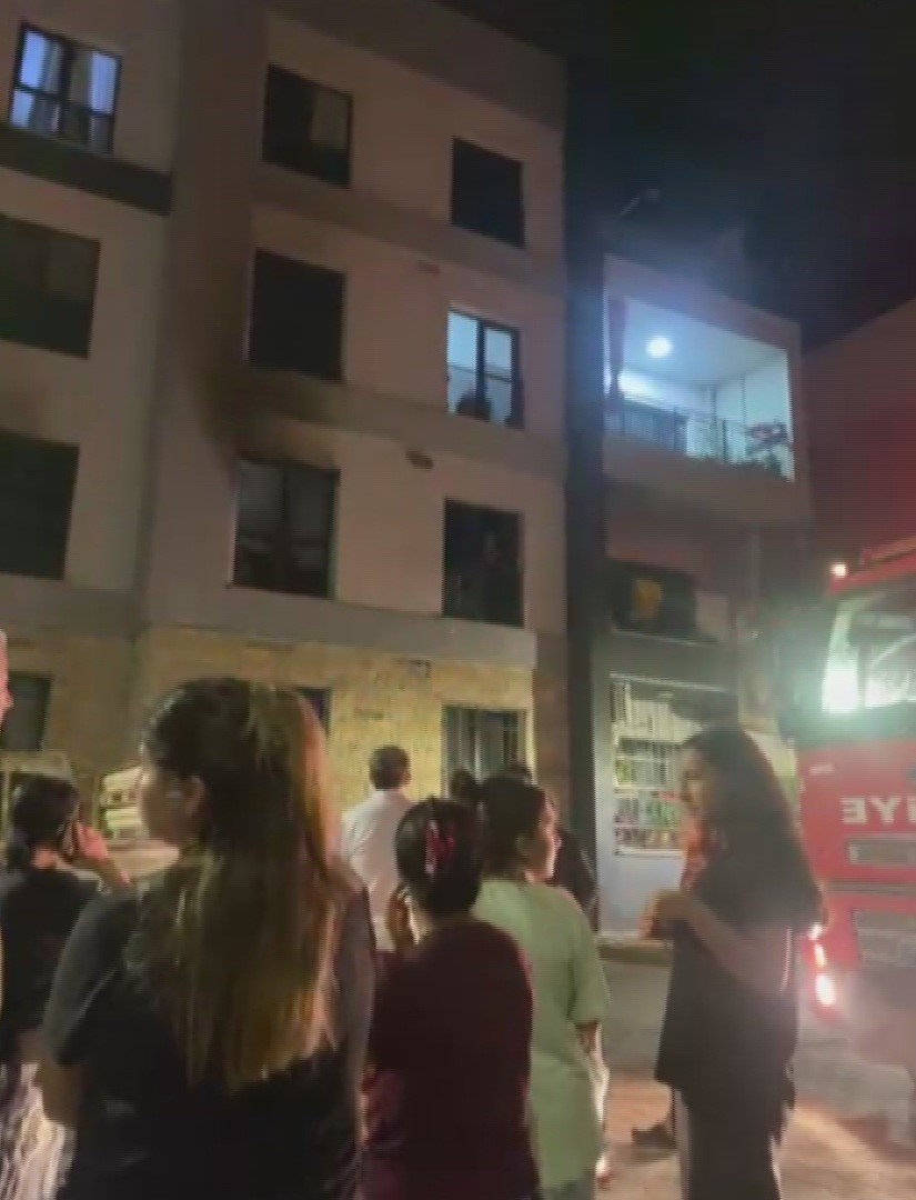 Alevlerin yükseldiği apartman dairesinde dumandan etkilenen 3 kişiyi itfaiye kurtardı
