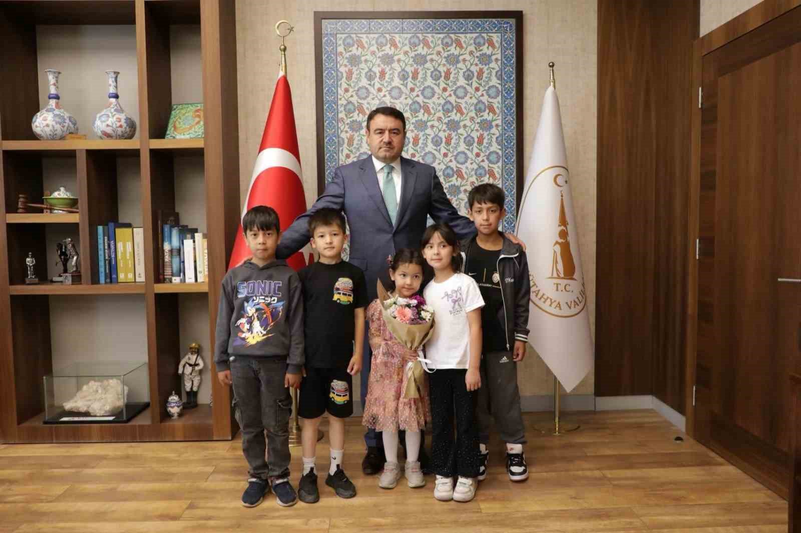 Kütahya’da Afgan kardeşlerin şehitlikteki vefa örneği takdirle karşılandı