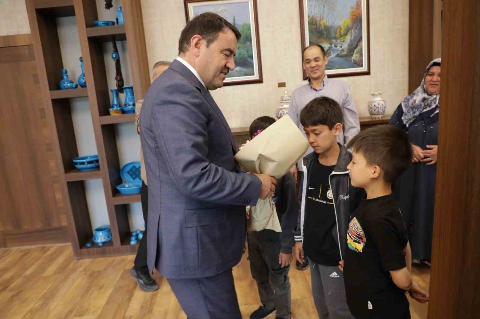 Kütahya’da Afgan kardeşlerin şehitlikteki vefa örneği takdirle karşılandı