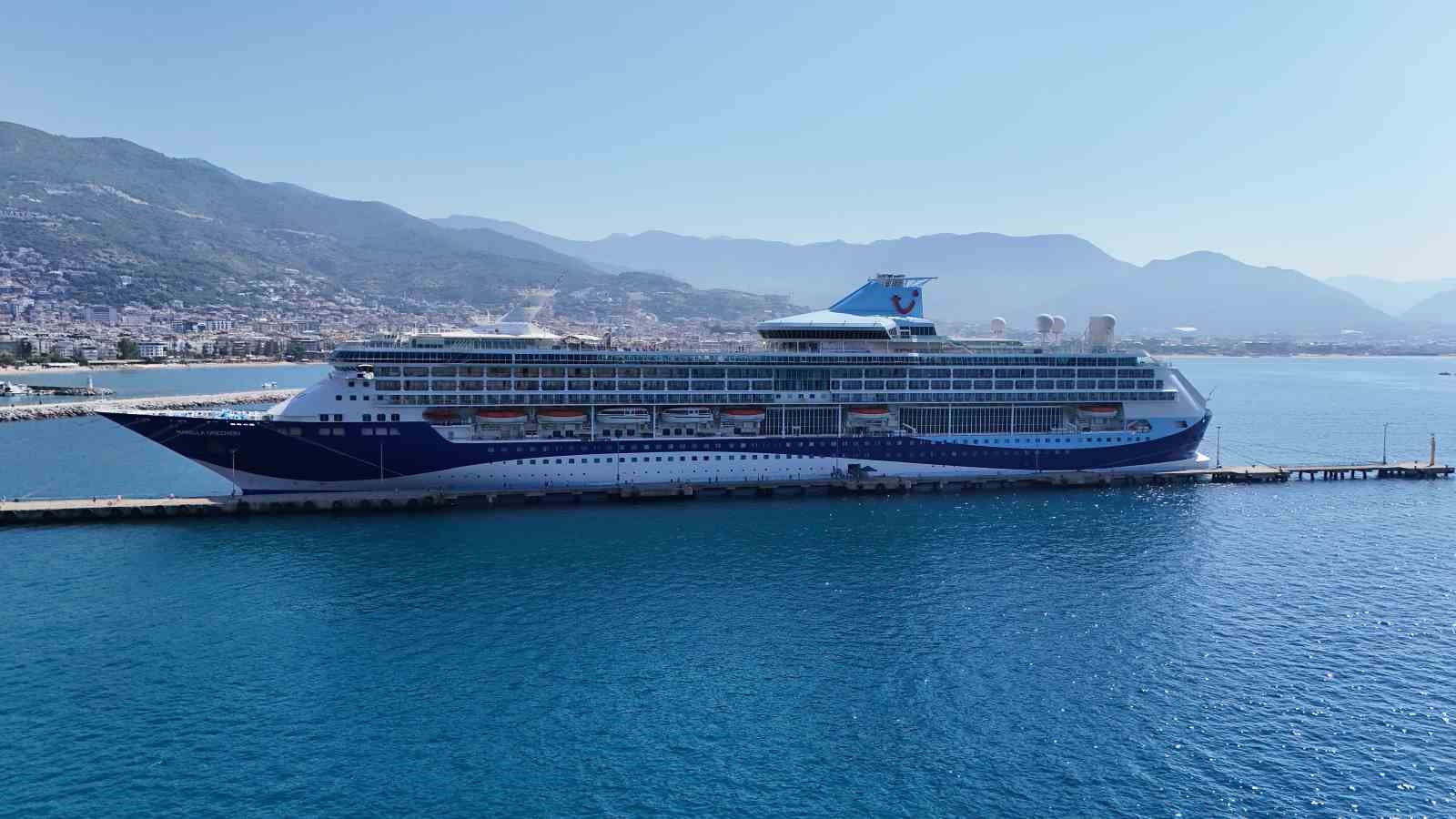 Lüks kruvaziyer bin 749 turist ile Alanya iskelesine demir attı