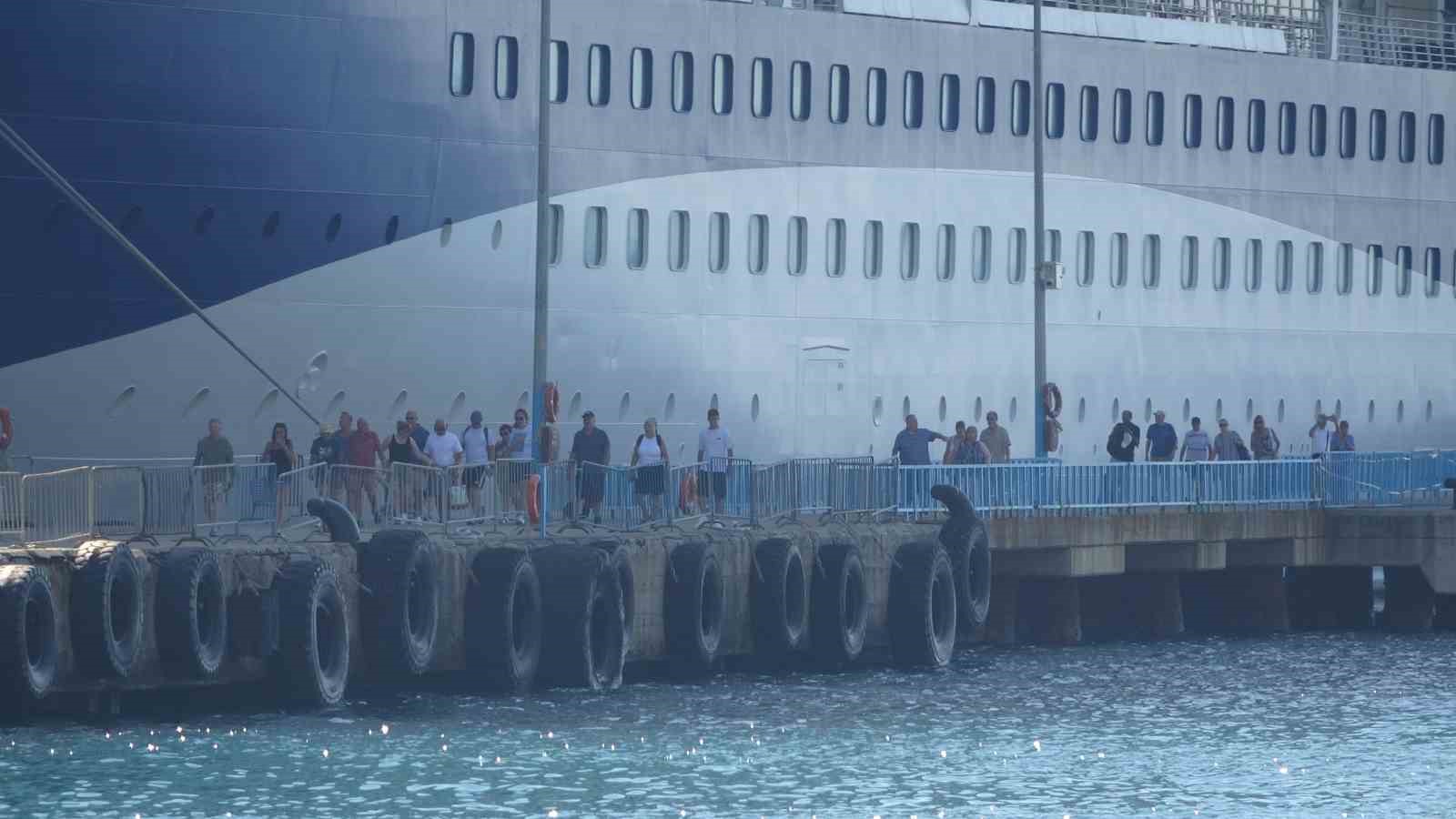 Lüks kruvaziyer bin 749 turist ile Alanya iskelesine demir attı