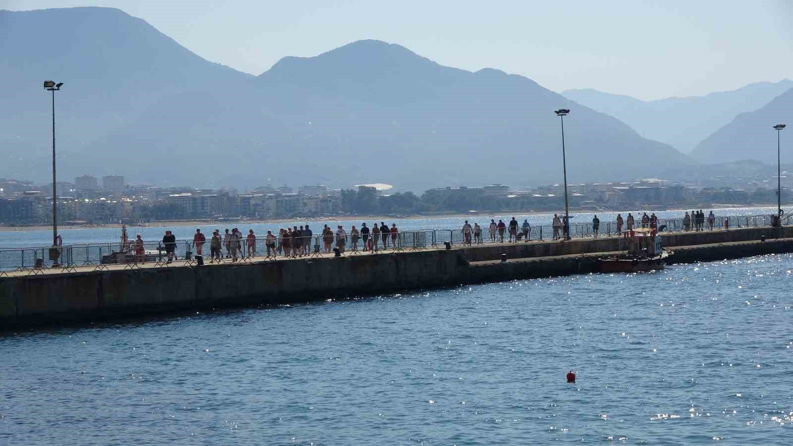 Lüks kruvaziyer bin 749 turist ile Alanya iskelesine demir attı