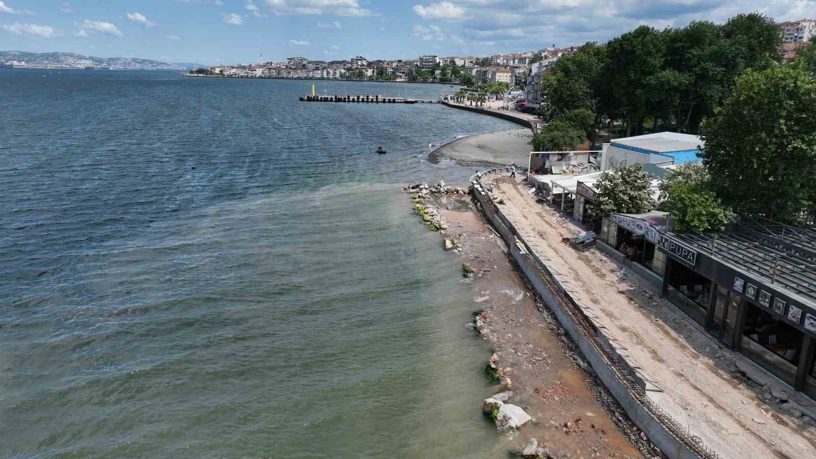 Kocaeli’nin gözde sahili Değirmendere’de dalgakıran ve yeni yol mesaisi