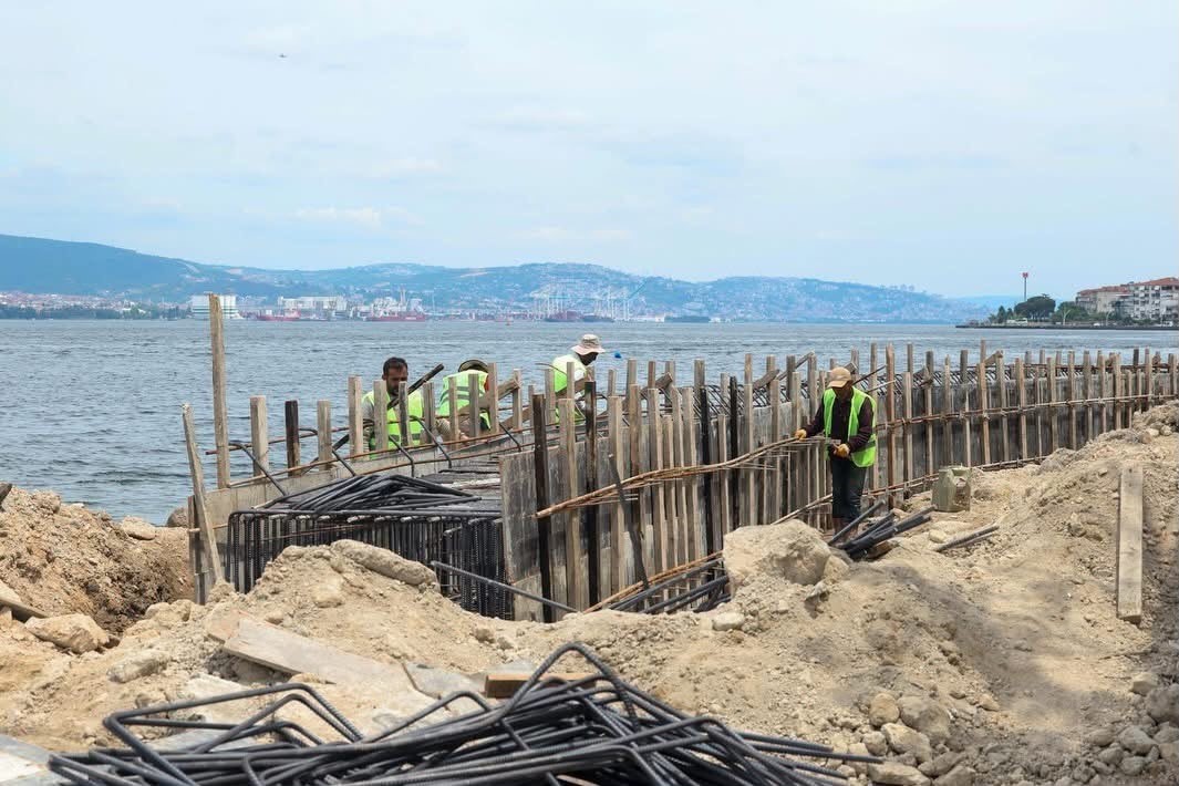 Kocaeli’nin gözde sahili Değirmendere’de dalgakıran ve yeni yol mesaisi