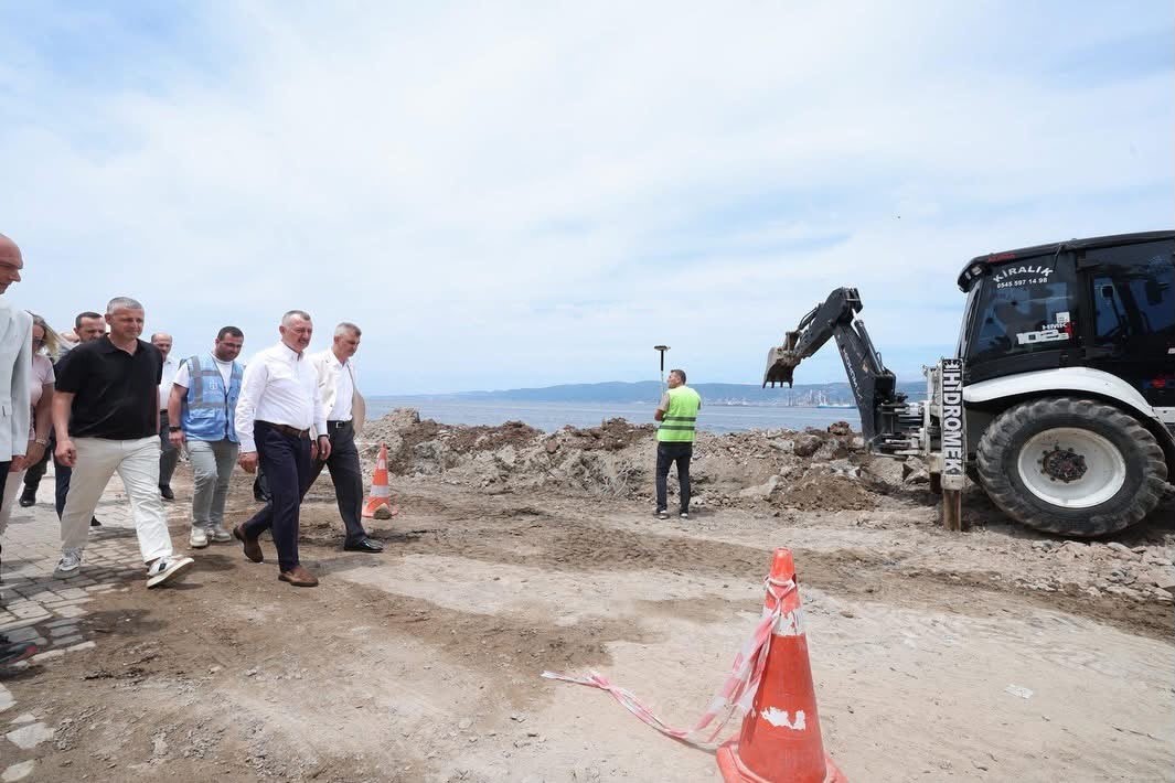 Kocaeli’nin gözde sahili Değirmendere’de dalgakıran ve yeni yol mesaisi
