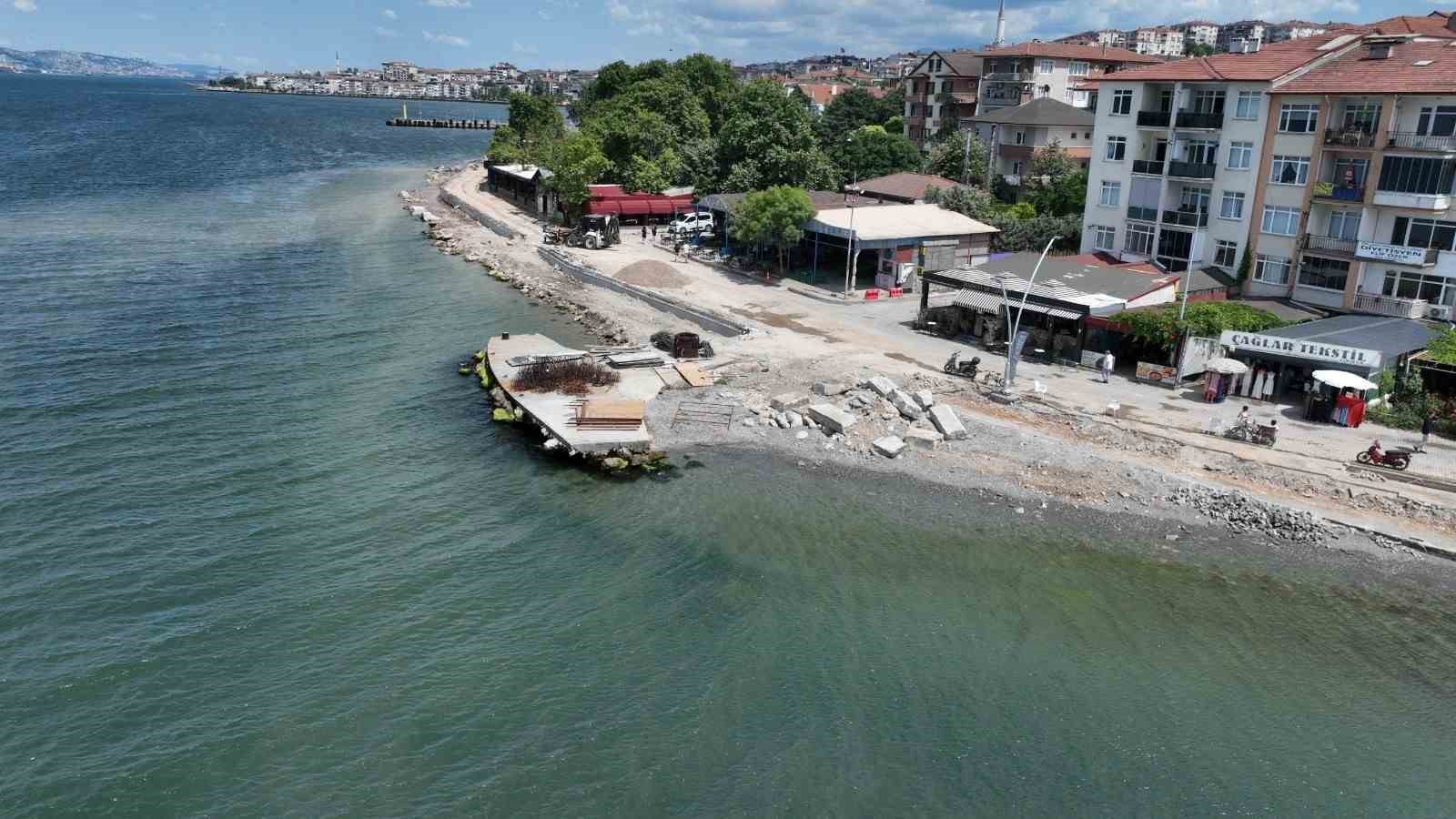 Kocaeli’nin gözde sahili Değirmendere’de dalgakıran ve yeni yol mesaisi