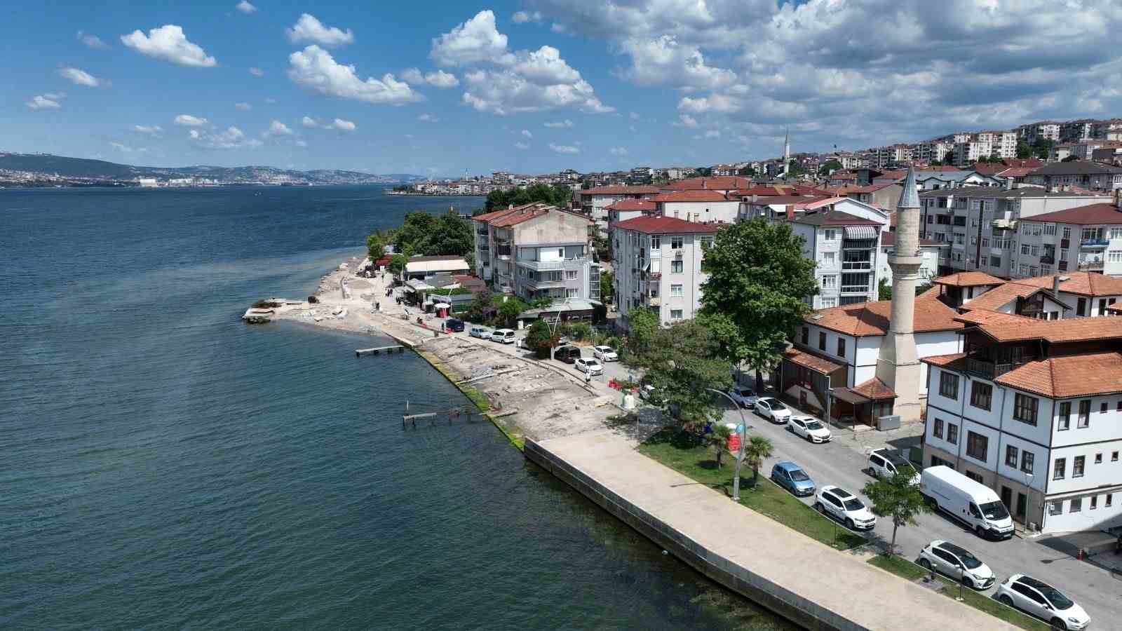 Kocaeli’nin gözde sahili Değirmendere’de dalgakıran ve yeni yol mesaisi