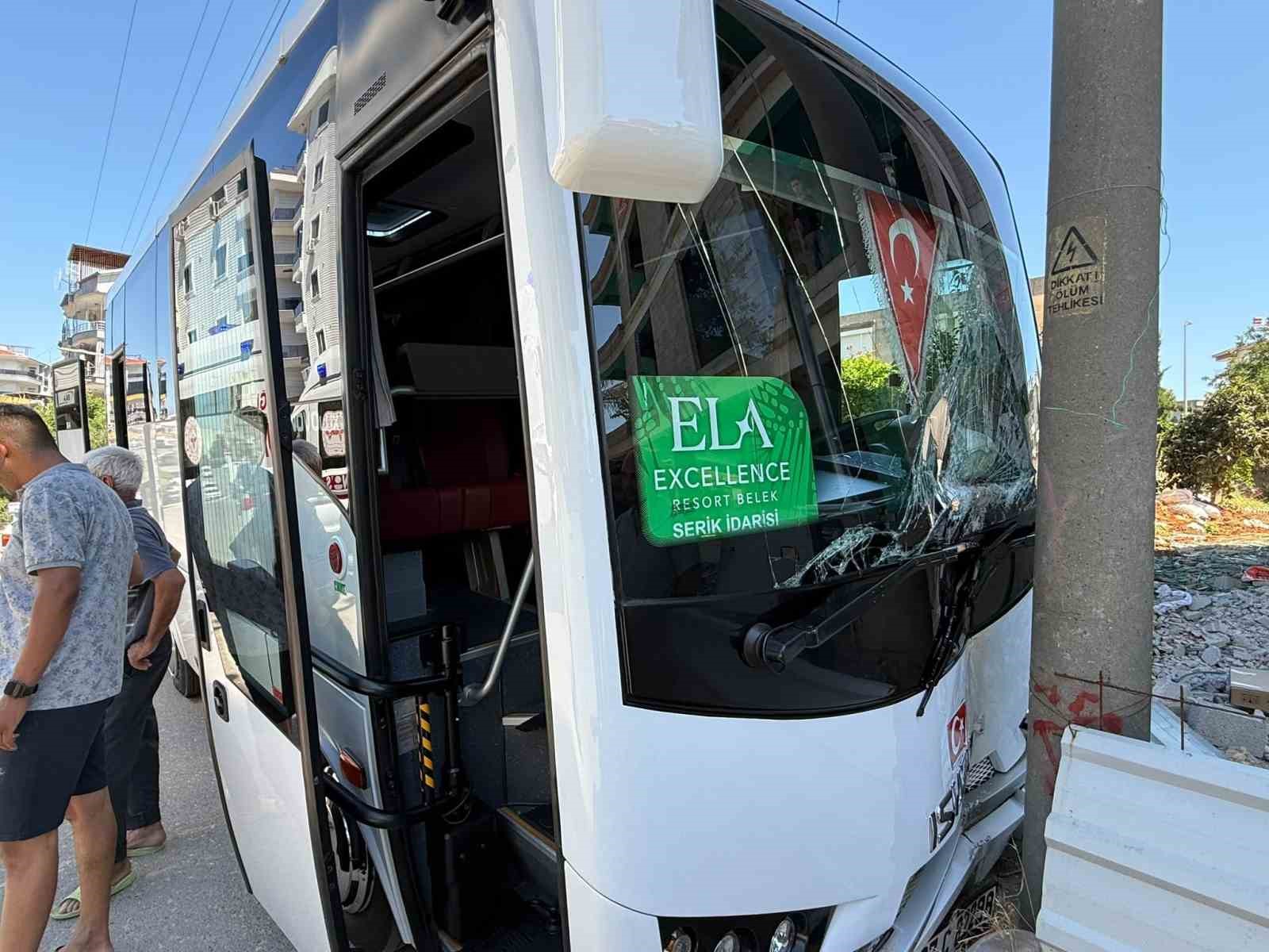 Direksiyon başında rahatsızlanan servis şoförünün kullandığı midibüs direğe çarptı