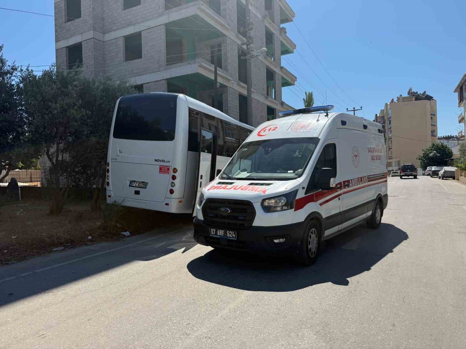 Direksiyon başında rahatsızlanan servis şoförünün kullandığı midibüs direğe çarptı