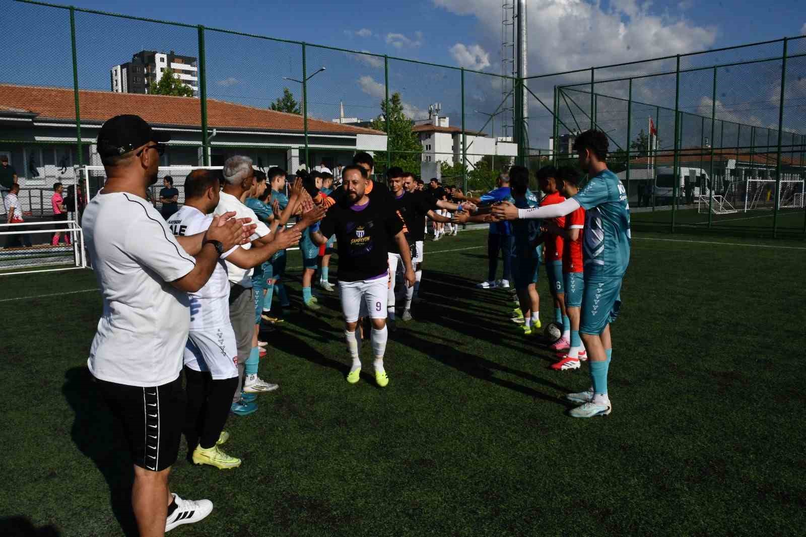 Kalespor, şampiyon takımı alkışladı