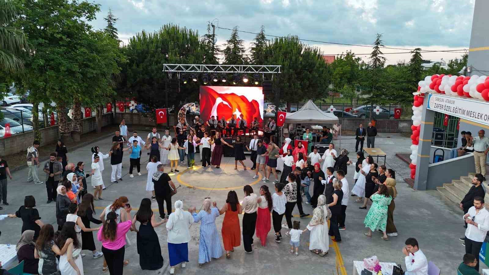 Özel öğrencilerin mezuniyet sevinci